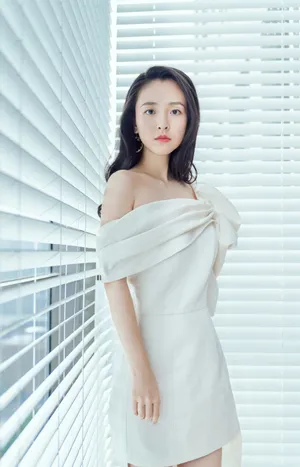吴倩露肩白裙性感写真图片