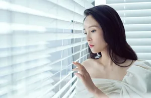 吴倩露肩白裙性感写真图片