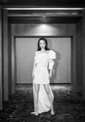 吴倩露肩白裙性感写真图片_4