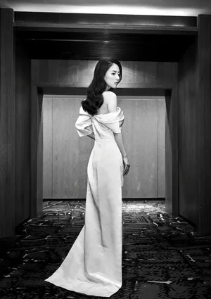 吴倩露肩白裙性感写真图片_5