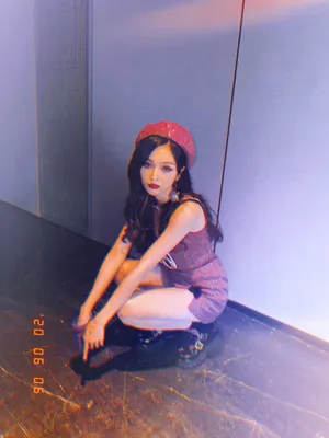 吴宣仪妩媚紫色系性感图片