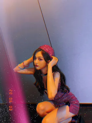 吴宣仪妩媚紫色系性感图片_5