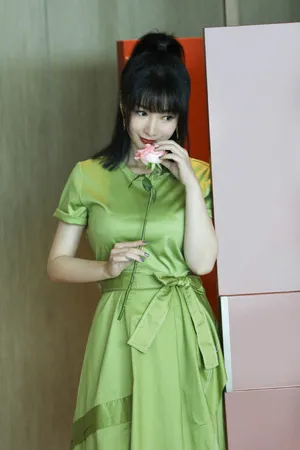 柳岩绿裙高马尾性感写真图片_2