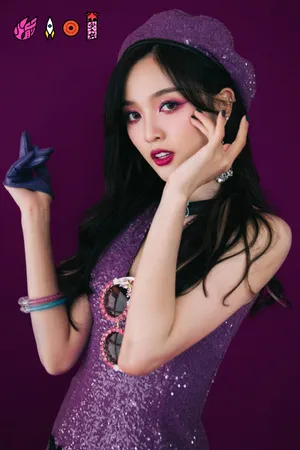 火箭少女101紫色系魅惑写真图片