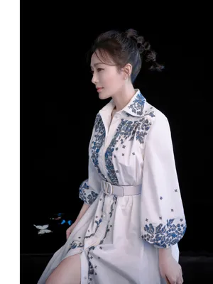 秦岚印花白裙优雅写真图片
