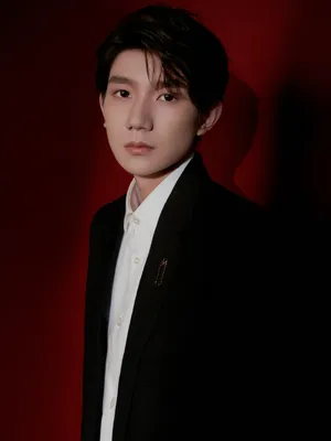 王源沉稳帅气西装写真图片_2