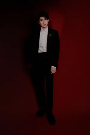 王源沉稳帅气西装写真图片_4