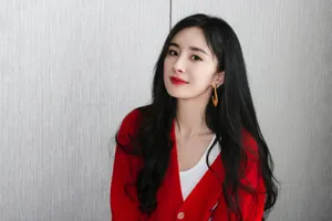 杨幂波浪卷发性感写真图片