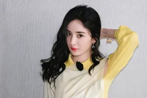 杨幂波浪卷发性感写真图片