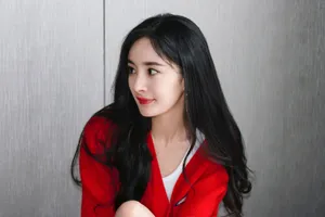 杨幂波浪卷发性感写真图片_2