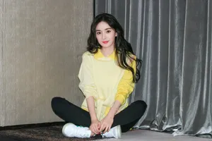 杨幂波浪卷发性感写真图片_3