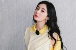 杨幂波浪卷发性感写真图片_6