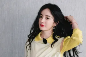 杨幂波浪卷发性感写真图片_7
