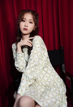 徐紫茵碎花连衣裙甜美写真_6