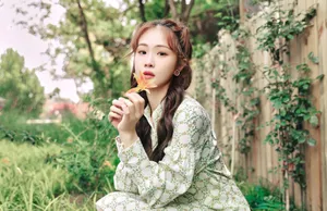 徐紫茵碎花连衣裙甜美写真_7