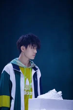 易烊千玺休闲帅气广告花絮照图片