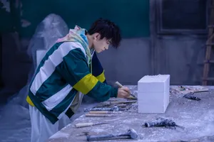 易烊千玺休闲帅气广告花絮照图片_7