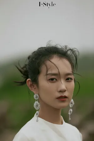 黄尧优雅白裙写真图片