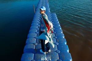 范丞丞夏日水边清爽写真图片_1
