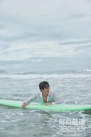 黄轩清凉夏日海边写真图片_2