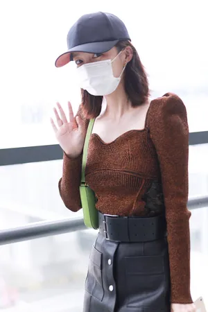 李沁复古紧身衣机场照图片_3