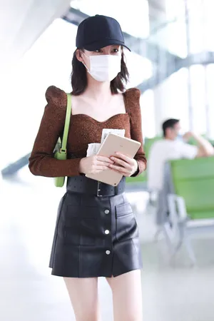 李沁复古紧身衣机场照图片_4