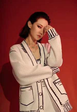 谭卓眼妆背头酷美写真图片_1