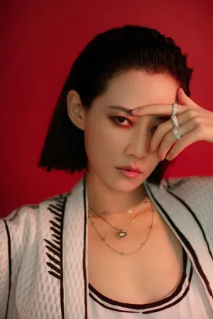 谭卓眼妆背头酷美写真图片_3