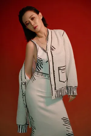 谭卓眼妆背头酷美写真图片_7