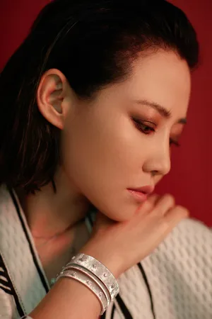 谭卓眼妆背头酷美写真图片_8