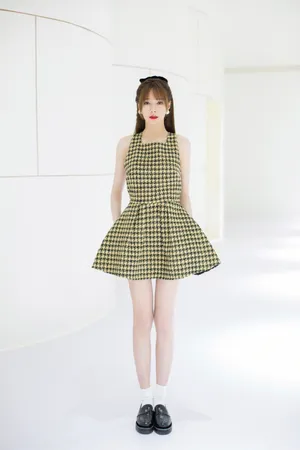 沈梦辰格子裙甜美写真图片