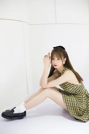 沈梦辰格子裙甜美写真图片_1