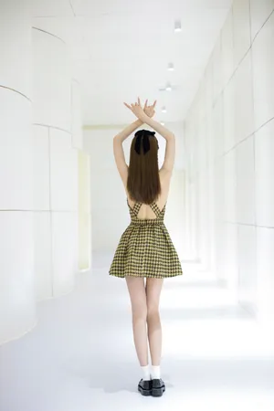 沈梦辰格子裙甜美写真图片_4