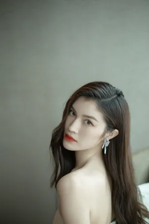 何穗抹胸裙性感优雅写真图片
