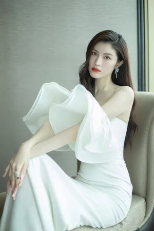 何穗抹胸裙性感优雅写真图片_2