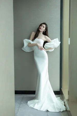 何穗抹胸裙性感优雅写真图片_3