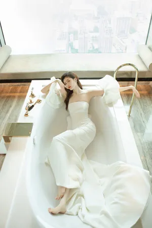 何穗抹胸裙性感优雅写真图片_5