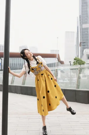 李莎旻子吊带黄裙甜美写真图片