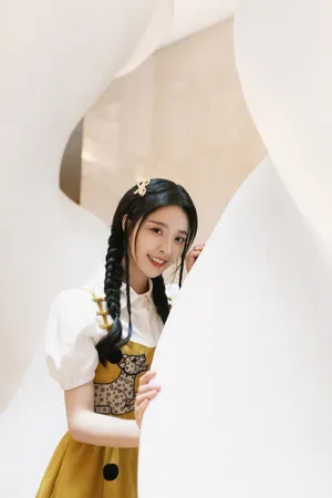 李莎旻子吊带黄裙甜美写真图片_4
