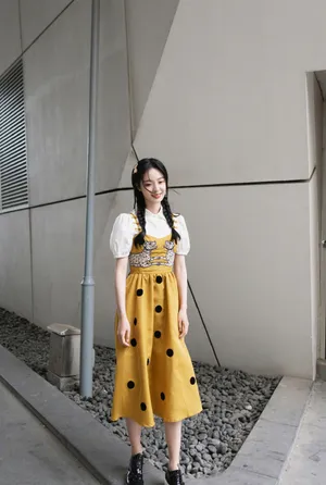 李莎旻子吊带黄裙甜美写真图片_5