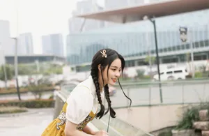 李莎旻子吊带黄裙甜美写真图片_6
