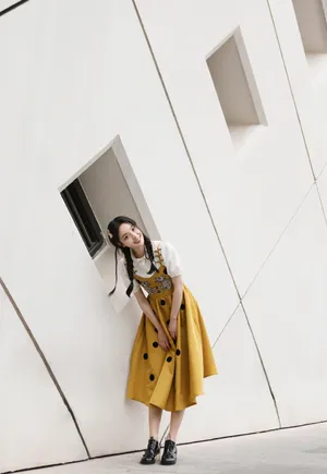 李莎旻子吊带黄裙甜美写真图片_8