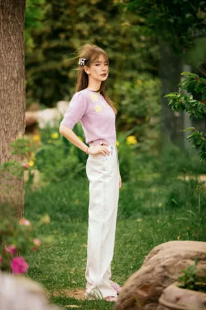 戚薇紫衫甜美养眼写真图片