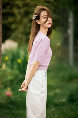 戚薇紫衫甜美养眼写真图片_3