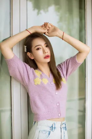 戚薇紫衫甜美养眼写真图片_4