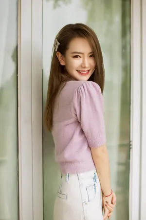 戚薇紫衫甜美养眼写真图片_5
