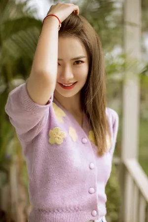 戚薇紫衫甜美养眼写真图片_6