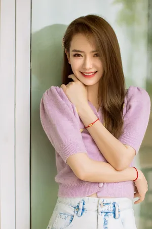 戚薇紫衫甜美养眼写真图片_8