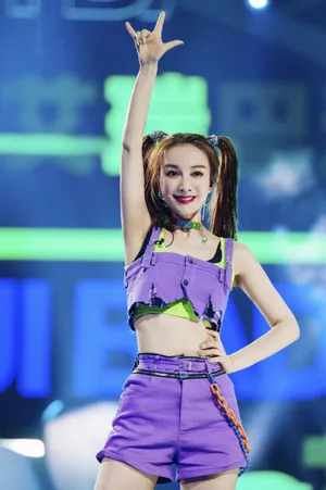 吴昕双马尾活力俏皮舞台照图片_3