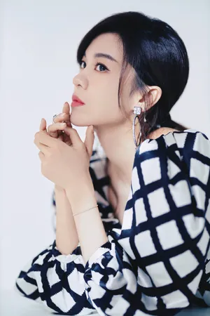 郁可唯格子衫性感俏皮写真图片_1